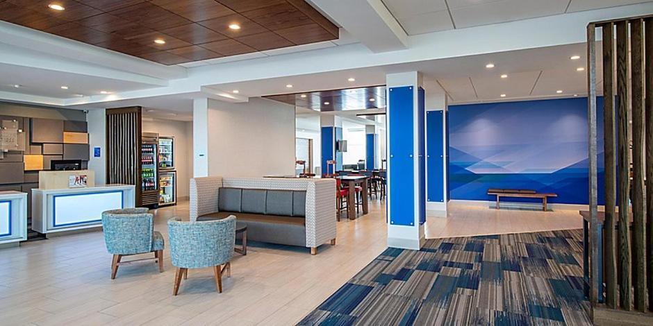 Holiday Inn Express & Suites - Brandon By Ihg Luaran gambar