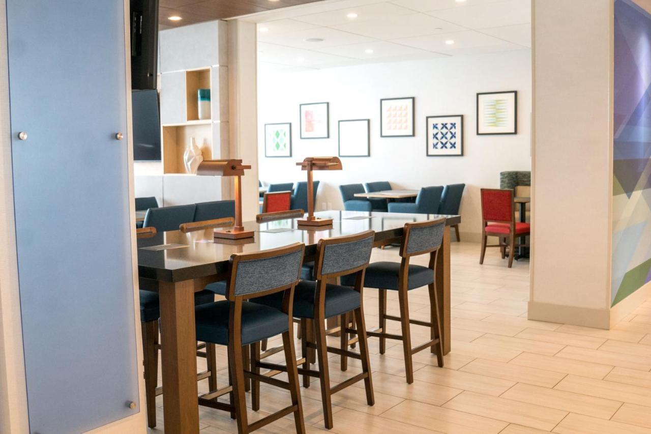 Holiday Inn Express & Suites - Brandon By Ihg Luaran gambar