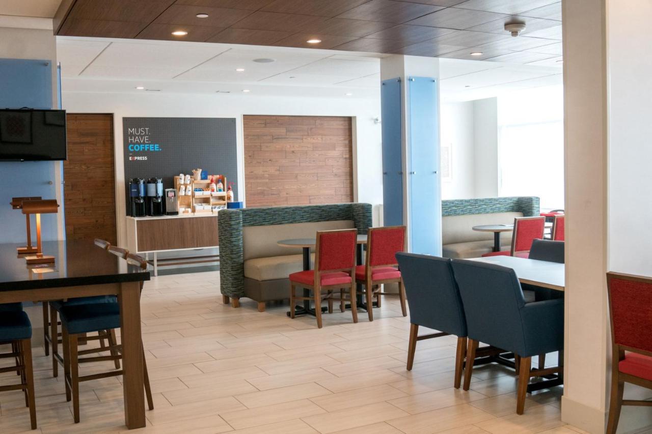 Holiday Inn Express & Suites - Brandon By Ihg Luaran gambar